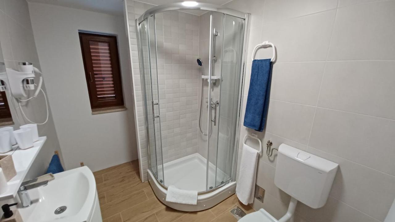 Amaryllis Residence, Apartment Diana & Deluxe Rooms With Shared Kitchen 베리로신즈 외부 사진